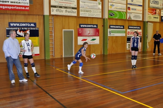 De wedstrijd gaat beginnen, Janthe serveert