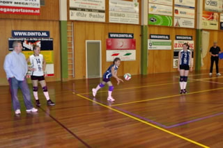 De wedstrijd gaat beginnen, Janthe serveert