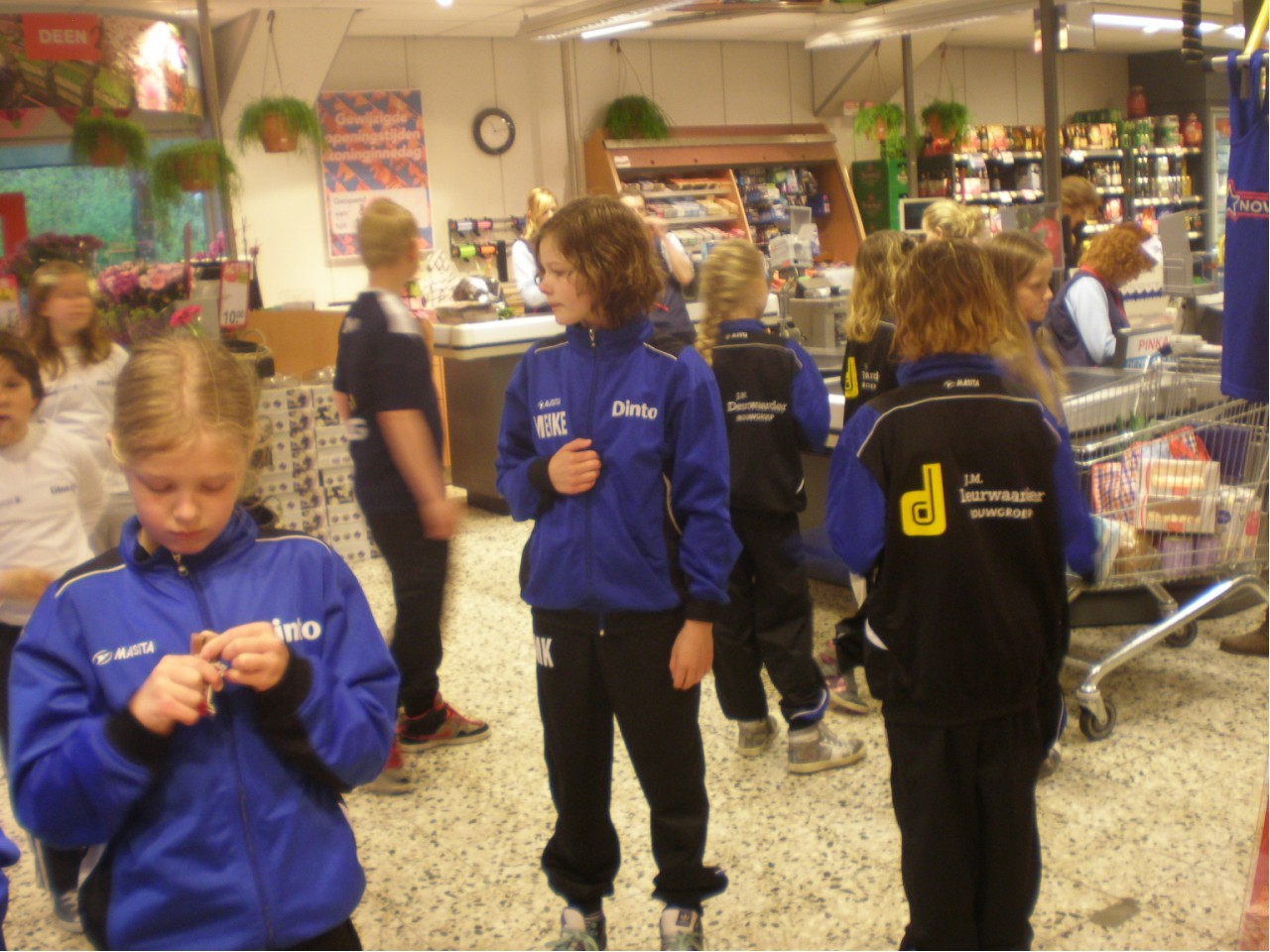Dinto Jeugd in actie bij Supermarkt Deen