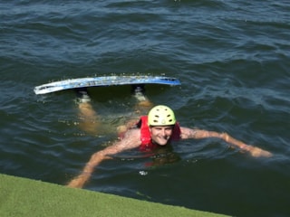 trainer George zwemt naar de kant