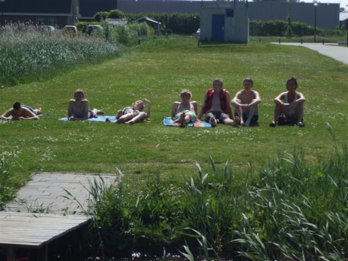 Even uitblazen in het gras