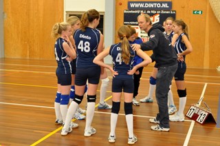 Coach Joop pept de meiden nog even op.