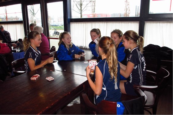 Even kaarten in de kantine