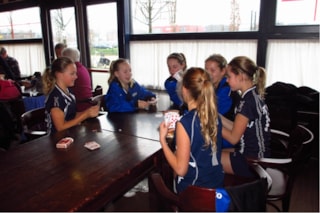 Even kaarten in de kantine