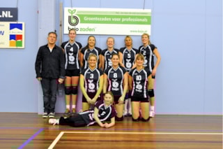 Sam Jonk met de vrouwen en trainer Geco Verblauw