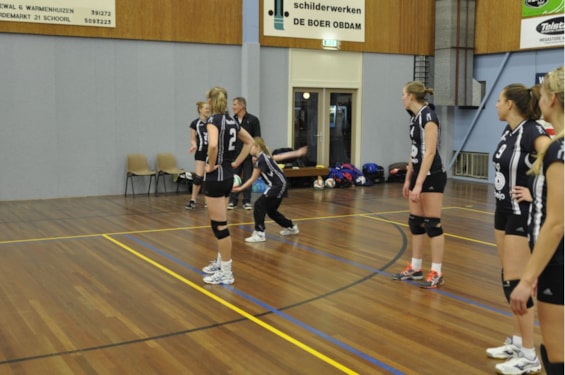 Sam serveert de eerste bal