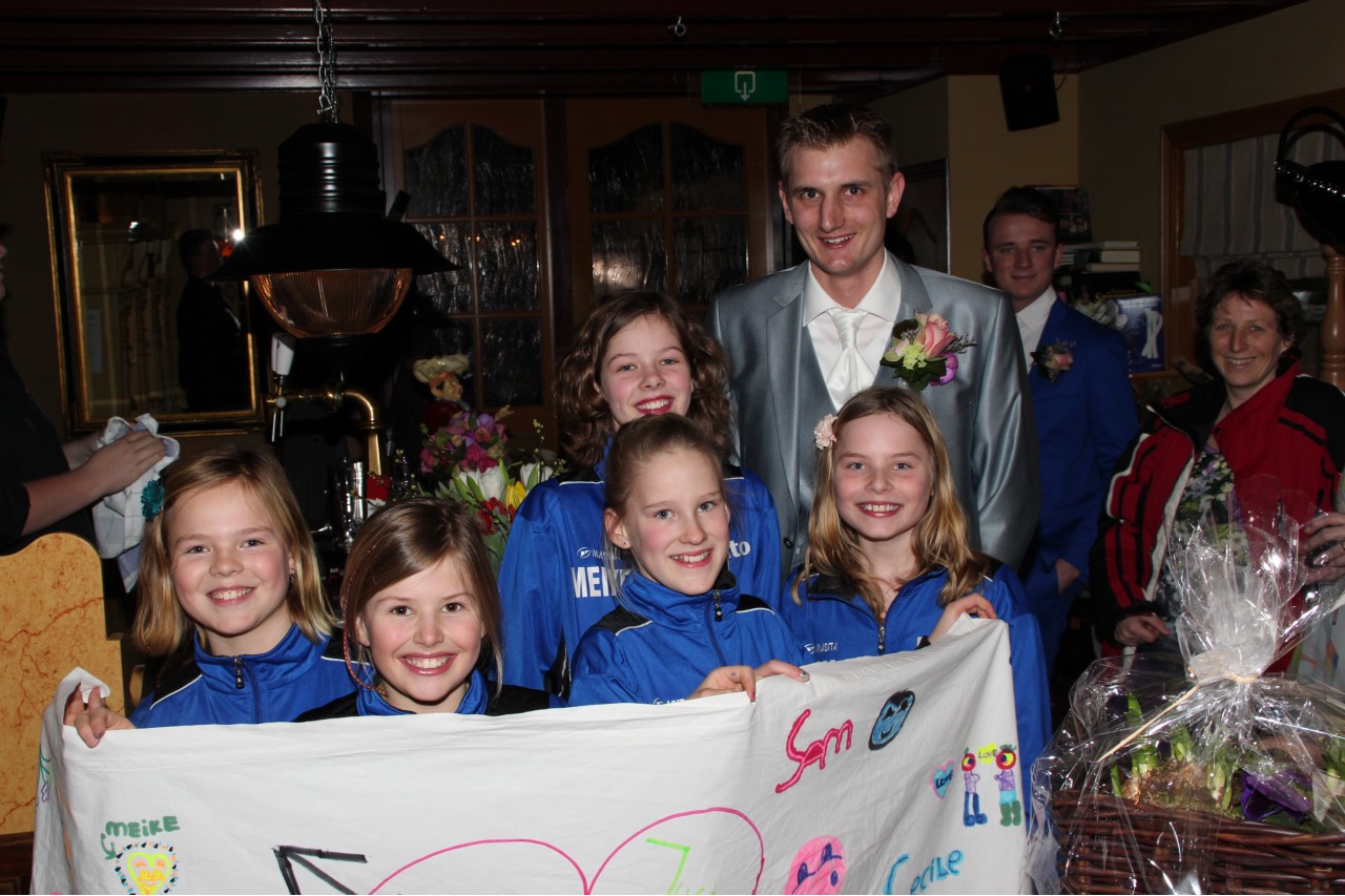 Meiden Dinto 6 feliciteren trainer Martin