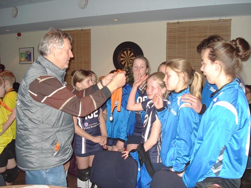 Gerard deelt de medailles uit