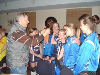 Gerard deelt de medailles uit