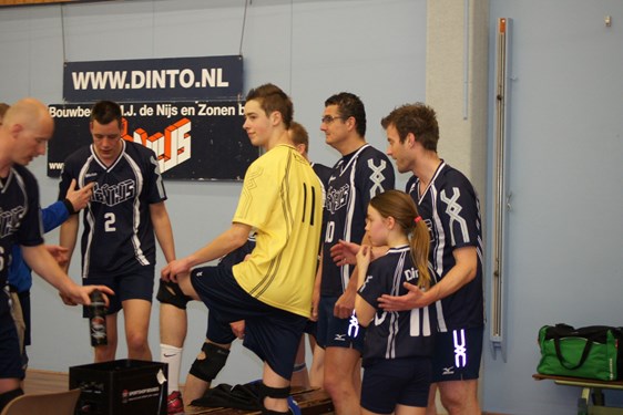 Lise tussen ”de lange mannen”