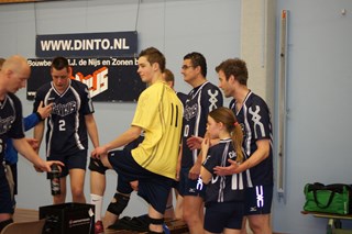 Lise tussen ”de lange mannen”