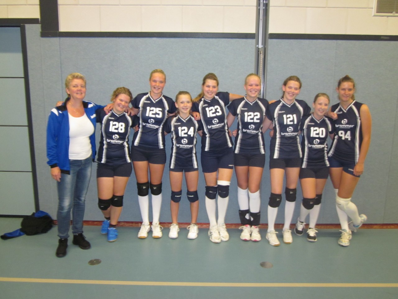 Dinto MB4 boekt eerste 4-0 overwinning in nieuwe sponsorshirts.