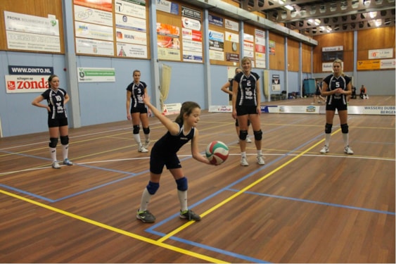 De wedstrijd gaat beginnen, Emy serveert