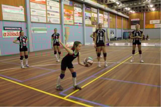 De wedstrijd gaat beginnen, Emy serveert