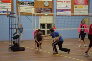 Nee, Anja je mag niet onder het net door