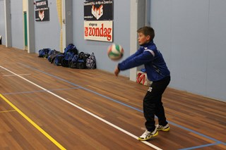 Even goed oefenen met onderhands spelen