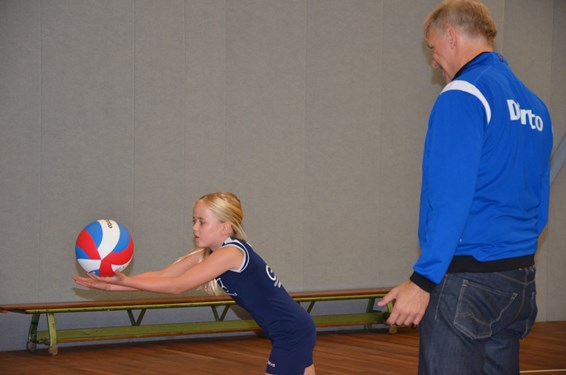Lynn serveert de eerste bal