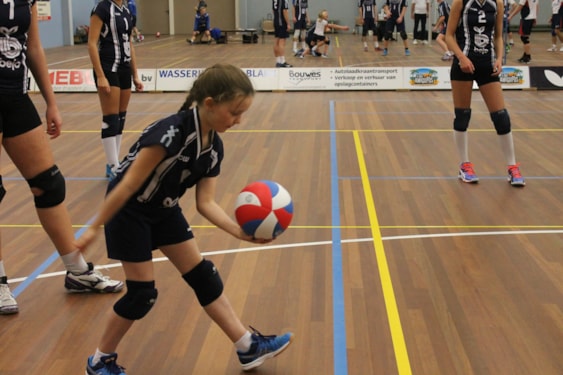 Anastacia serveert de eerste bal