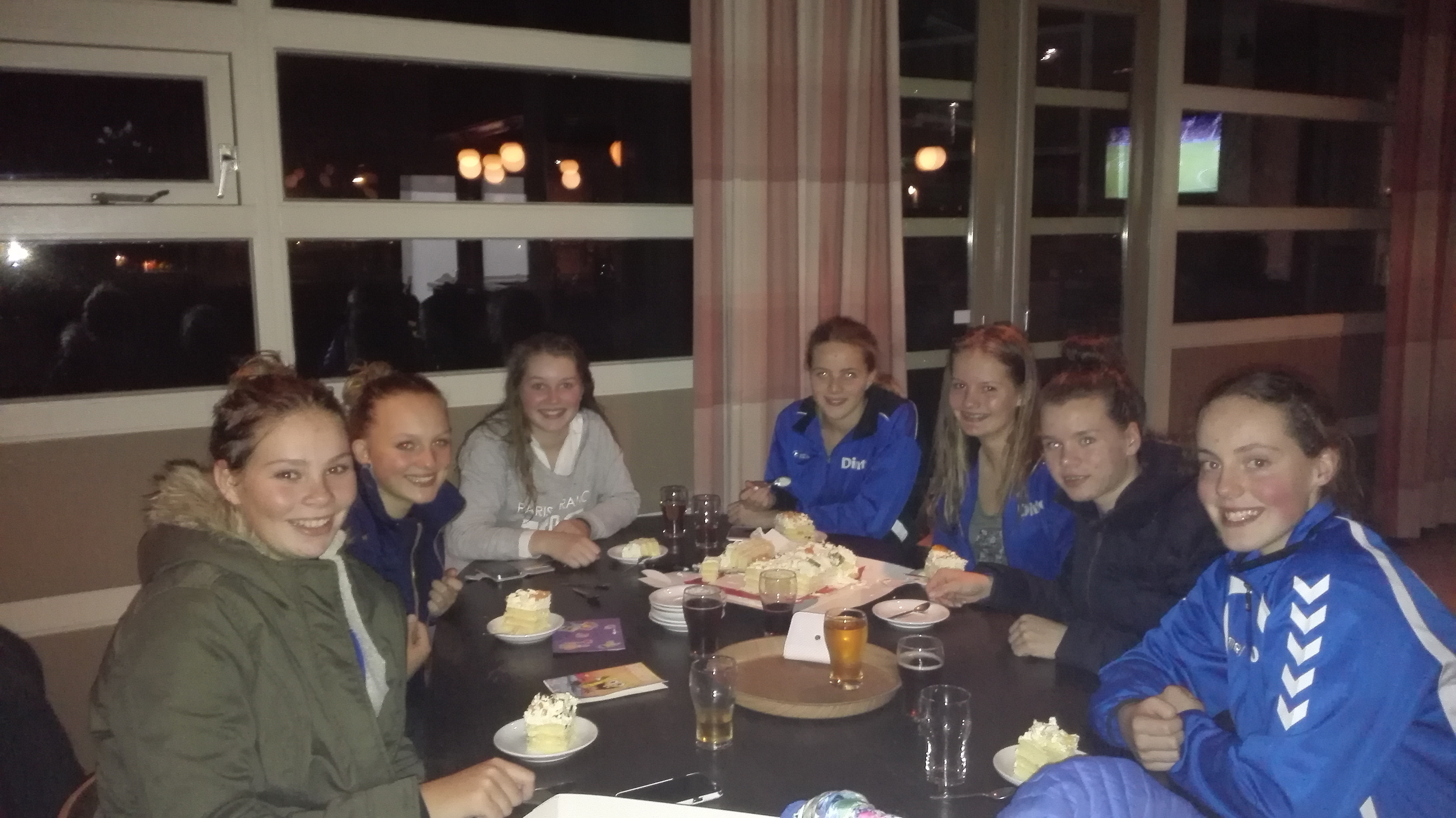 Dames 3 wint taart bij donateursactie