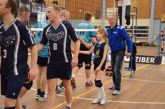 Demi met de mannen van Dinto