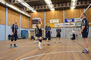 De wedstrijd gaat beginnen, Demi serveert