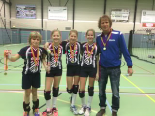 Het team bestaat uit: Senna Snijders, Sil Beemsterboer, Jade Goudsblom, Kim Goudsblom en coach Erik 