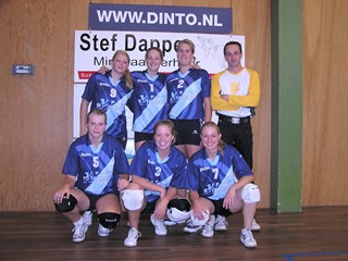 Gaby, Anja, Susan, coach Rene, Jolanda, Jacqueline en Sue-Ellen gaan voor het kampioenschap