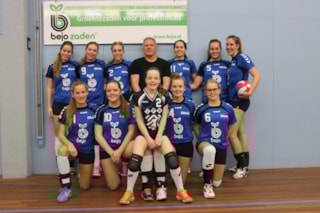 Indy met de vrouwen van Bejo/Dinto