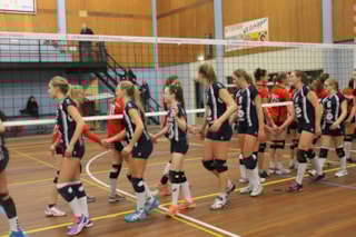 Handen schudden met de tegenstander VV Amsterdam