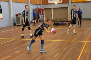 Kiki serveert de eerste bal