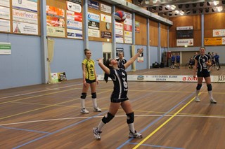 Julin serveert bovenhands de wedstrijd gaat beginnen