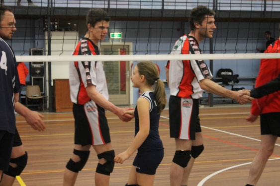 Begin van de wedstrijd, handen geven