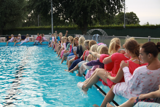 Op de rand van het zwembad, kamp 2013