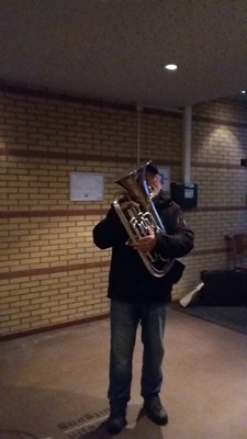 Kees van der Putten geeft een serenade ter ere van de kampioenen