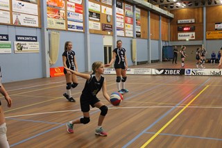 Fleur serveert voor de wedstrijd