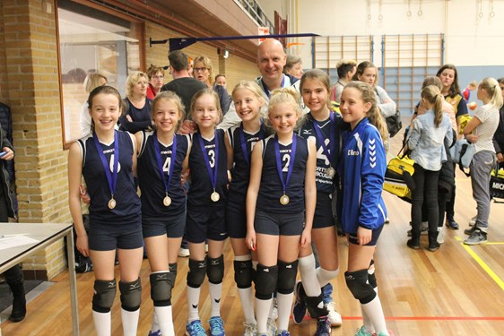 meiden C4 met trotse coach Hans Bouwes