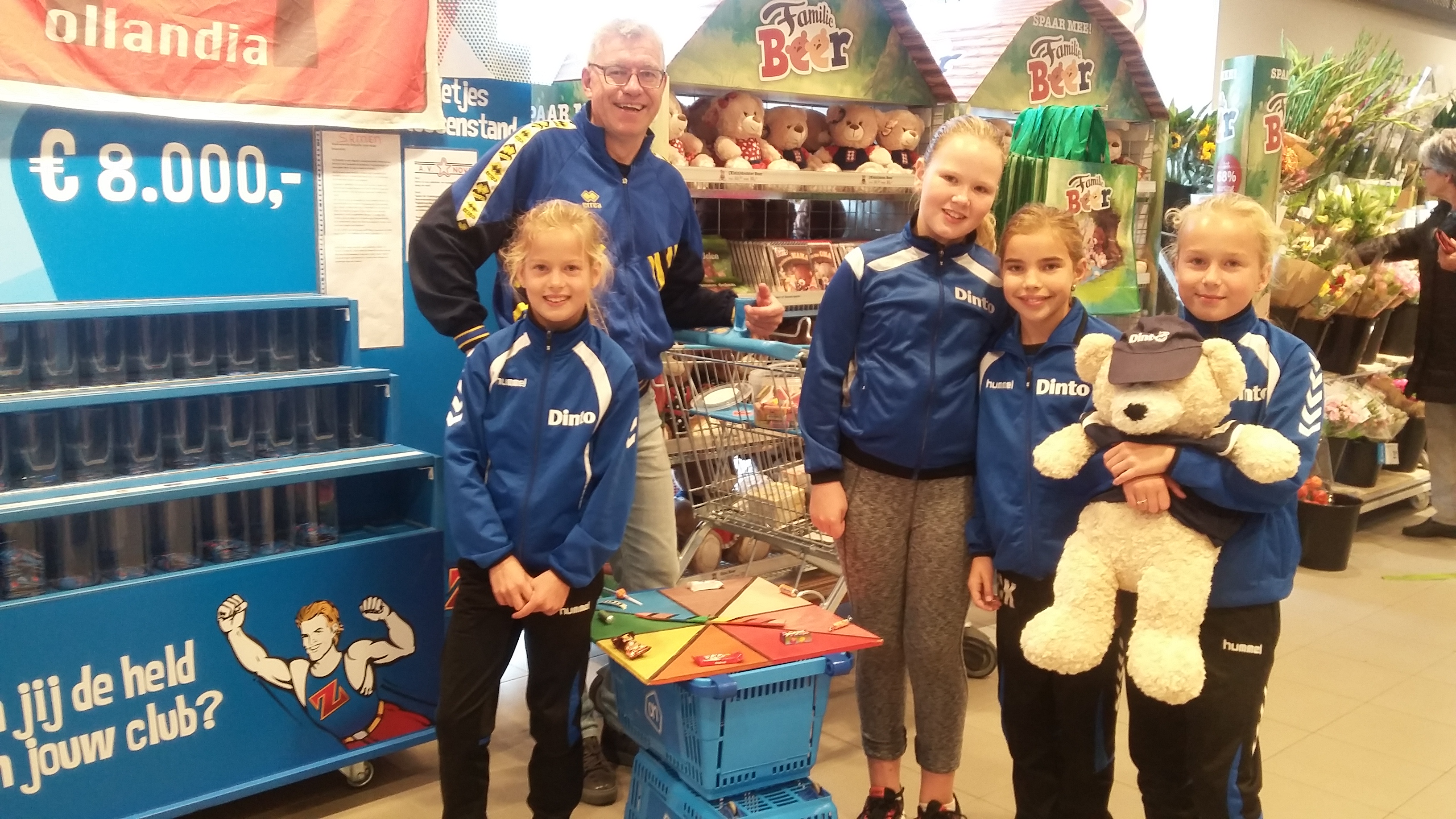 CMV meiden helpen mee om AH zetjes binnen te halen voor de club!