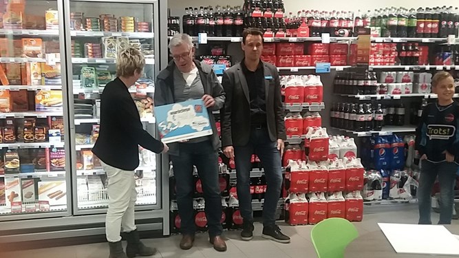 Yvonne reikt de cheque uit