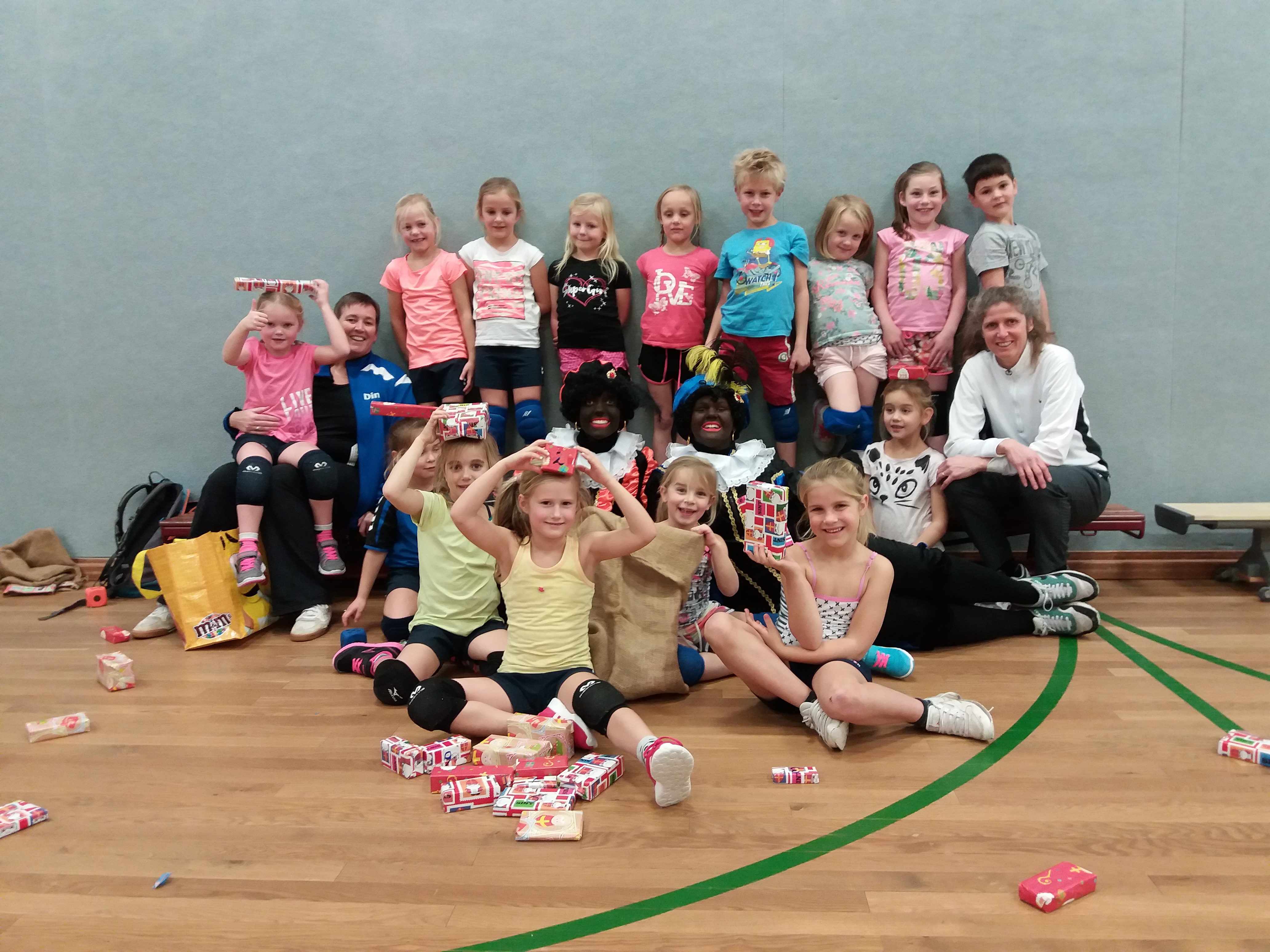 Dolle pret met Zwarte Pieten op de training