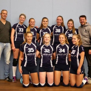 De meiden met hun team