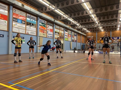 De wedstrijd gaat beginnen, Feline serveert IMG_1052