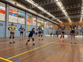 De wedstrijd gaat beginnen, Feline serveert IMG_1052