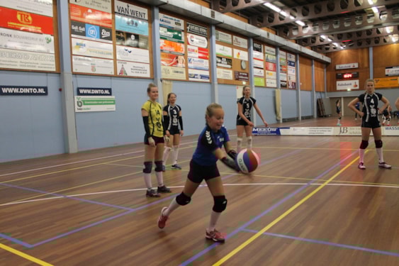 Tessa serveert de eerste bal IMG_4855