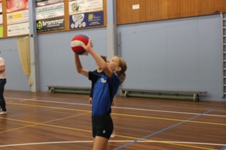 Bovenhandse bal spelen IMG_4898