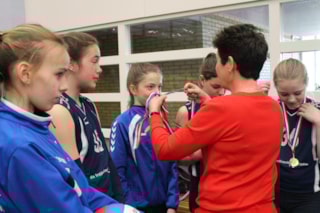 Medailles uitgereikt door Anja voorzitter Jeugdcommissie