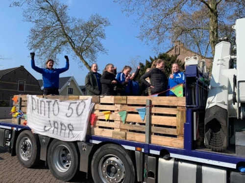 Rondrit door het dorp