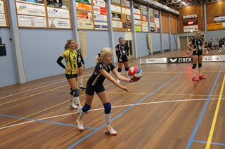 Bente serveert voor de wedstrijd