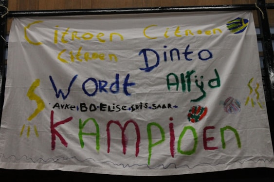 Het prachtige spandoek gemaakt door het team