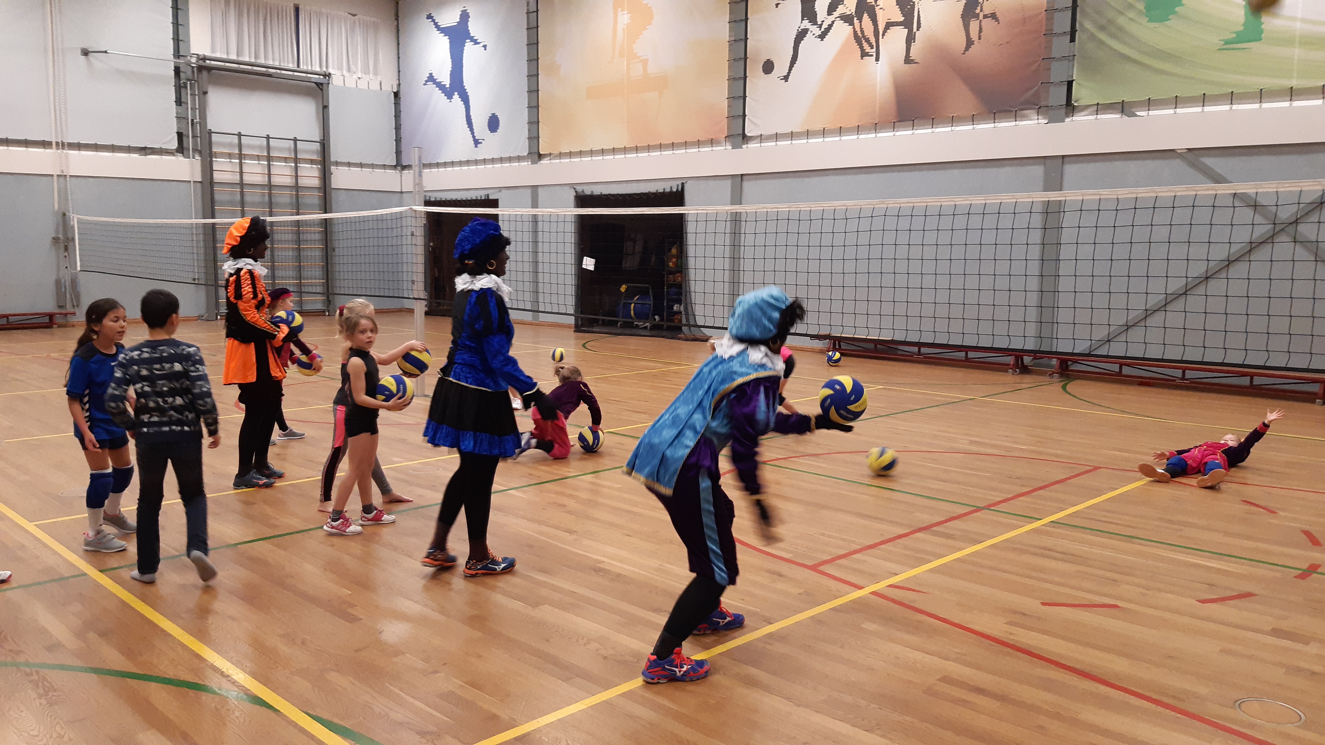 Zwarte Pieten in de Sporthal