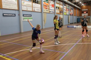 Lisa serveert de eerste bal